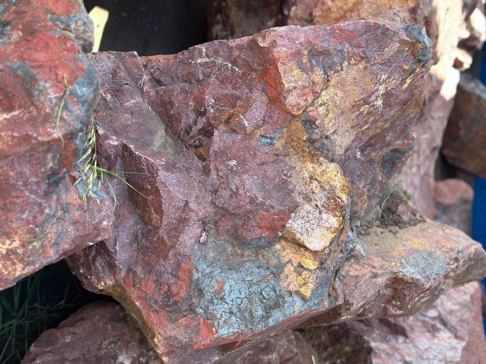 Камни для ландшафтного дизайна красно-фиолетовые 10-60 килограмм купить в Звенигороде