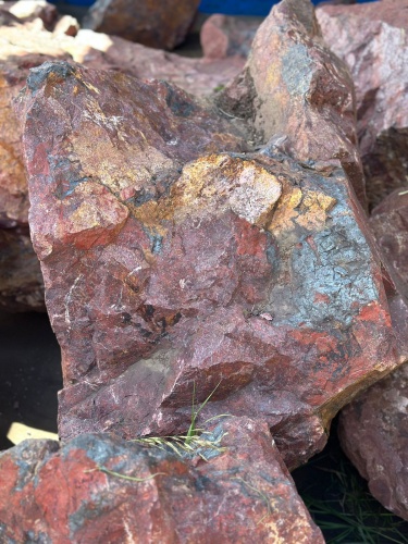 Камни для ландшафтного дизайна красно-фиолетовые 10-60 килограмм купить в Звенигороде