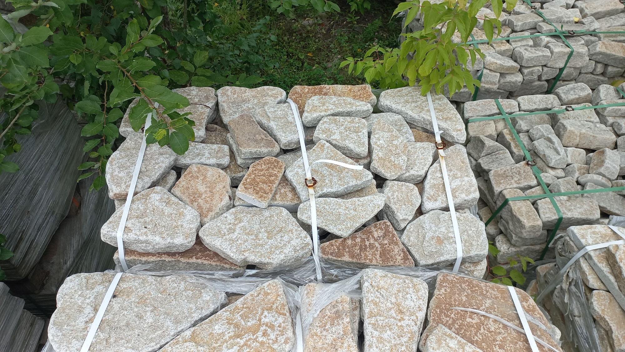 Плитняк галтованный гранитный для ландшафтного дизайна купить в Звенигороде