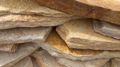 Плитняк златолит жёлтый золотистый для отмостки купить в Звенигороде