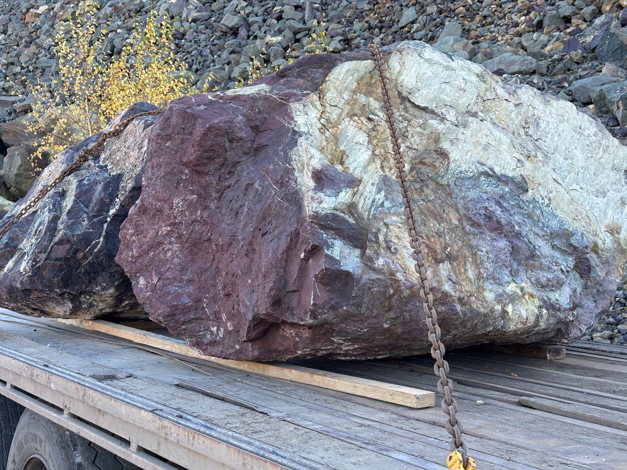 Огромные красно-фиолетовые валуны для ландшафтного дизайна весом более 5 тонн купить в Звенигороде