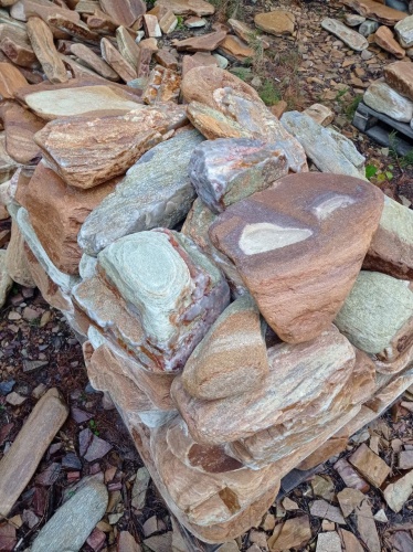 Златолит жёлтый, жёлто-зелёный глыбки и валуны для ланшафтного дизайна купить в Звенигороде