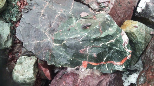 Гигантские зелёные валуны для ландшафтного дизайна весом более 5 тонн купить в Звенигороде