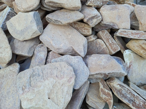 Златолит жёлтый, жёлто-зелёный глыбки и валуны для ланшафтного дизайна купить в Звенигороде