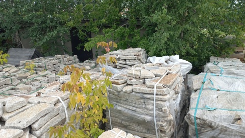 Плитняк галтованный гранитный для ландшафтного дизайна купить в Звенигороде