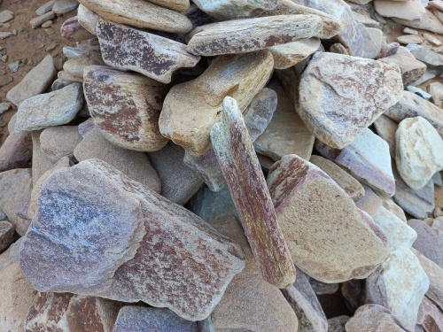 Златолит жёлтый, жёлто-зелёный глыбки и валуны для ланшафтного дизайна купить в Звенигороде