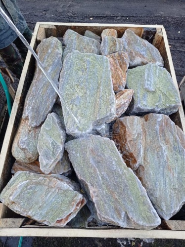 Златолит жёлтый, жёлто-зелёный глыбки и валуны для ланшафтного дизайна купить в Звенигороде