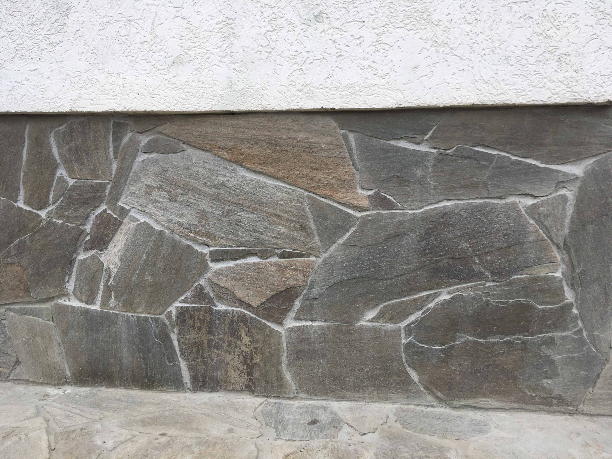 Плитняк златолит Уральский для цоколя, отмостки купить в Звенигороде