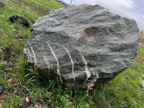 Гигантские зелёные валуны для ландшафтного дизайна весом более 5 тонн купить в Звенигороде