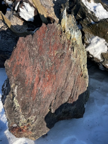 Ландшафтные глыбы красно-фиолетовые 200-1000 килограмм купить в Звенигороде