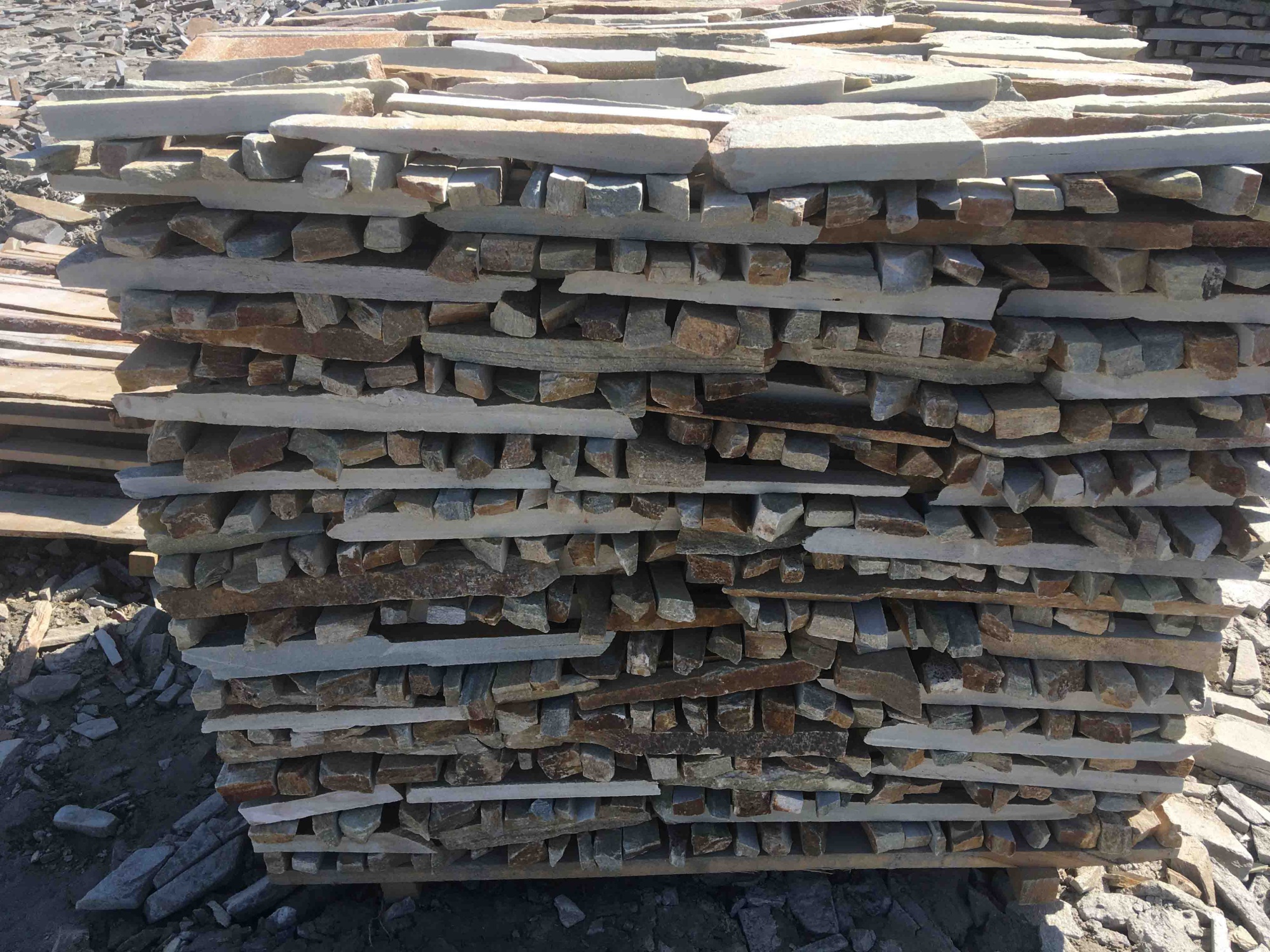 Горбушка златолит золотистый для облицовки купить в Звенигороде