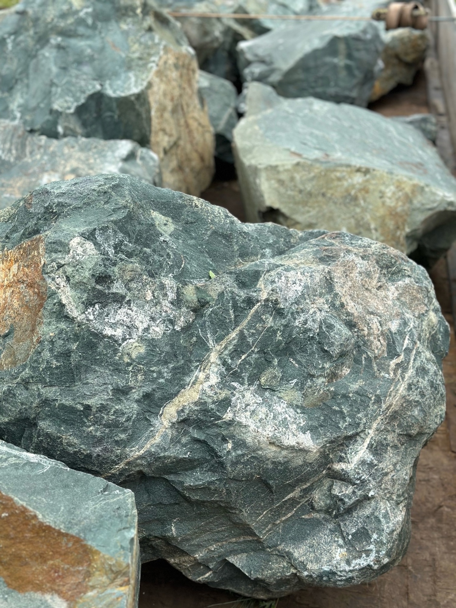 Камни для ландшафтного дизайна зелёные 10-60 килограмм купить в Звенигороде