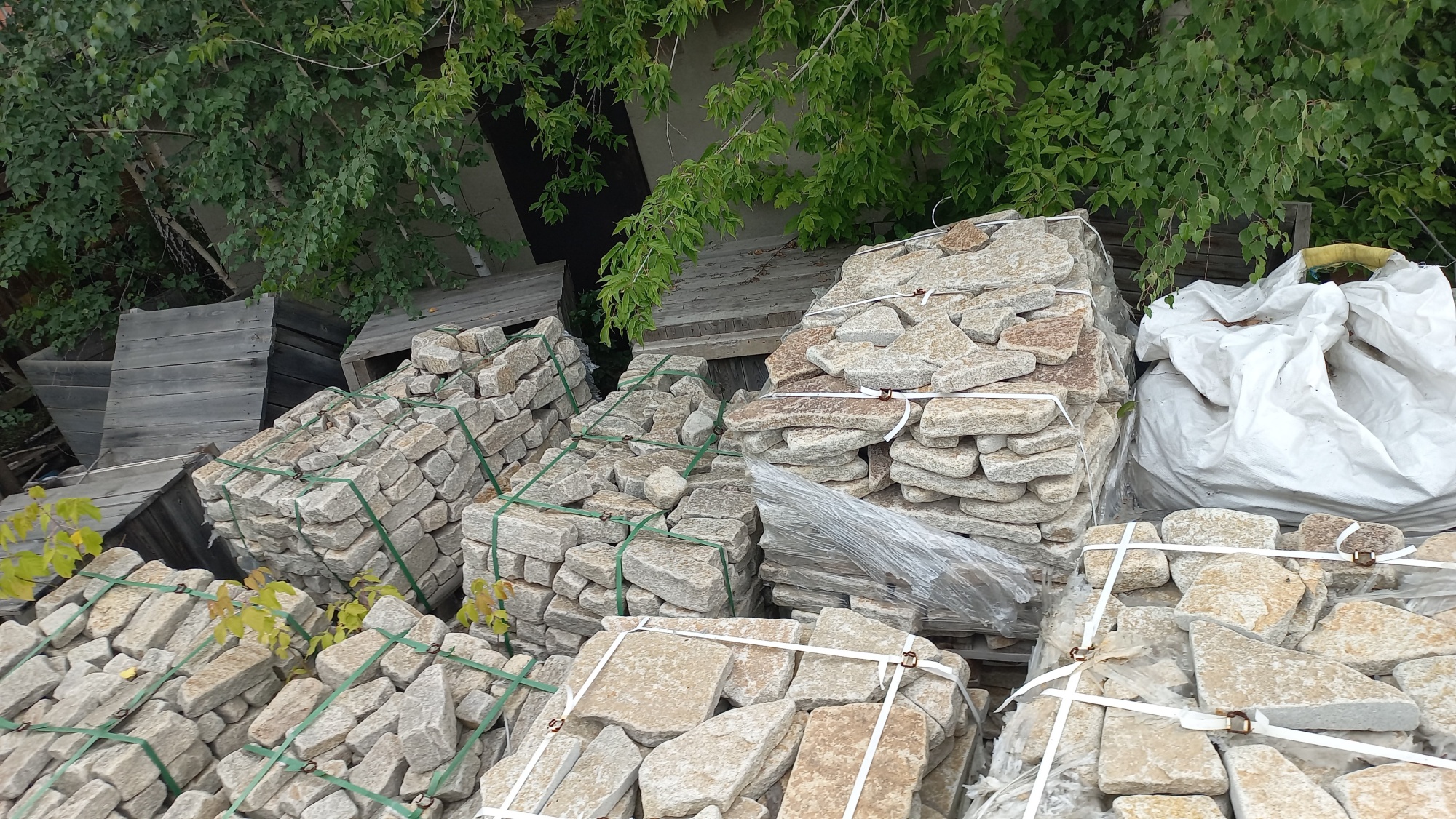 Плитняк гранитный галтованный купить в Звенигороде