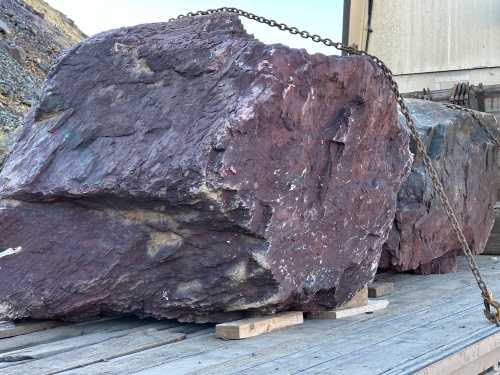Огромные красно-фиолетовые валуны для ландшафтного дизайна весом более 5 тонн купить в Звенигороде