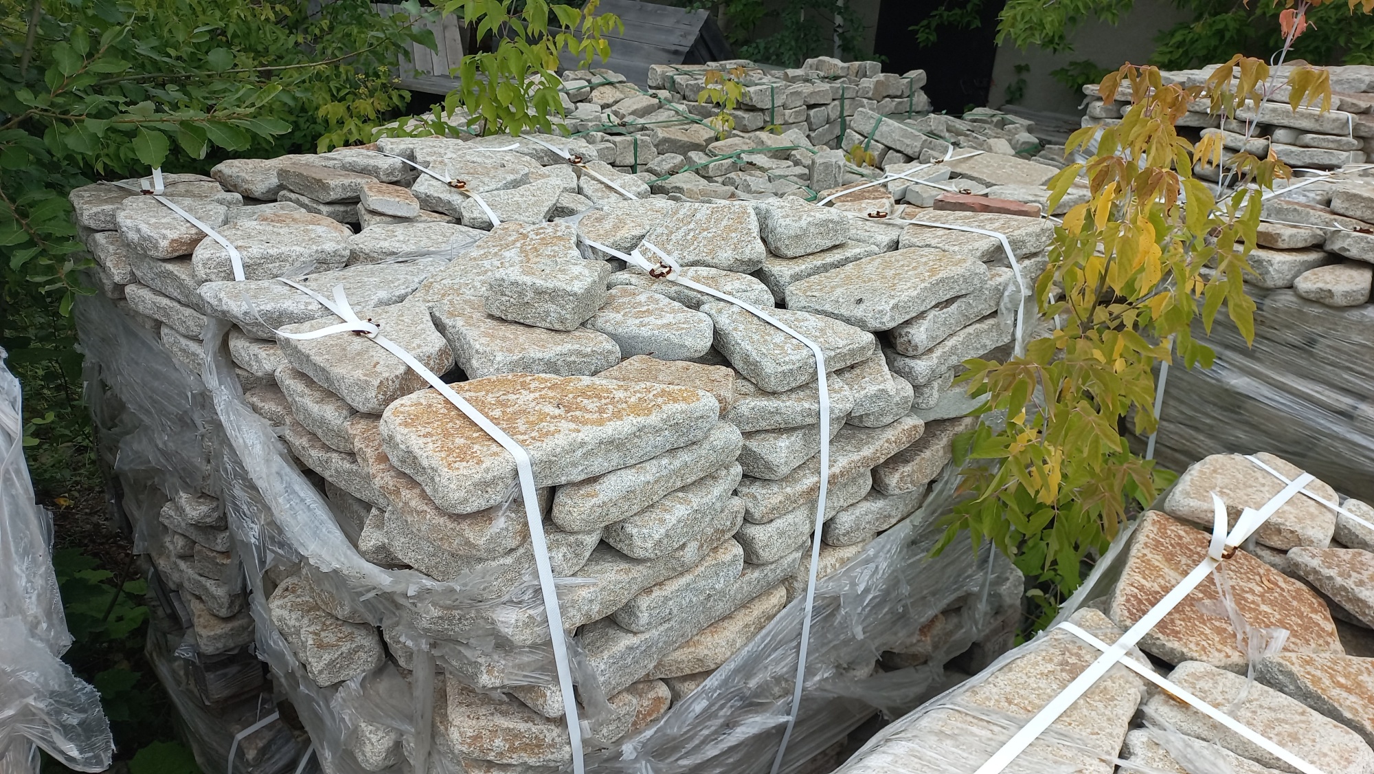 Плитняк галтованный гранитный для ландшафтного дизайна купить в Звенигороде