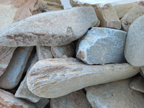 Златолит жёлтый, жёлто-зелёный глыбки и валуны для ланшафтного дизайна купить в Звенигороде