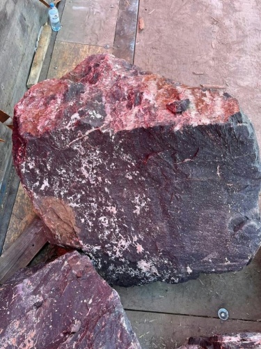 Камни для ландшафтного дизайна красно-фиолетовые 10-60 килограмм купить в Звенигороде