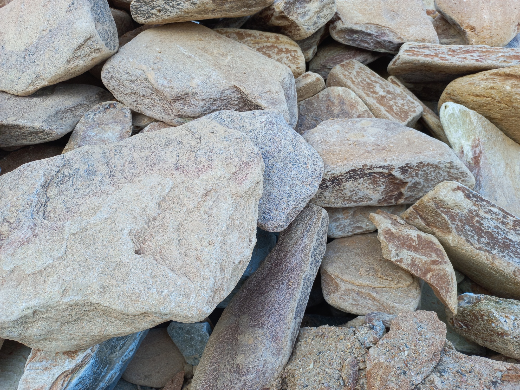 Златолит жёлтый, жёлто-зелёный глыбки и валуны для ланшафтного дизайна купить в Звенигороде