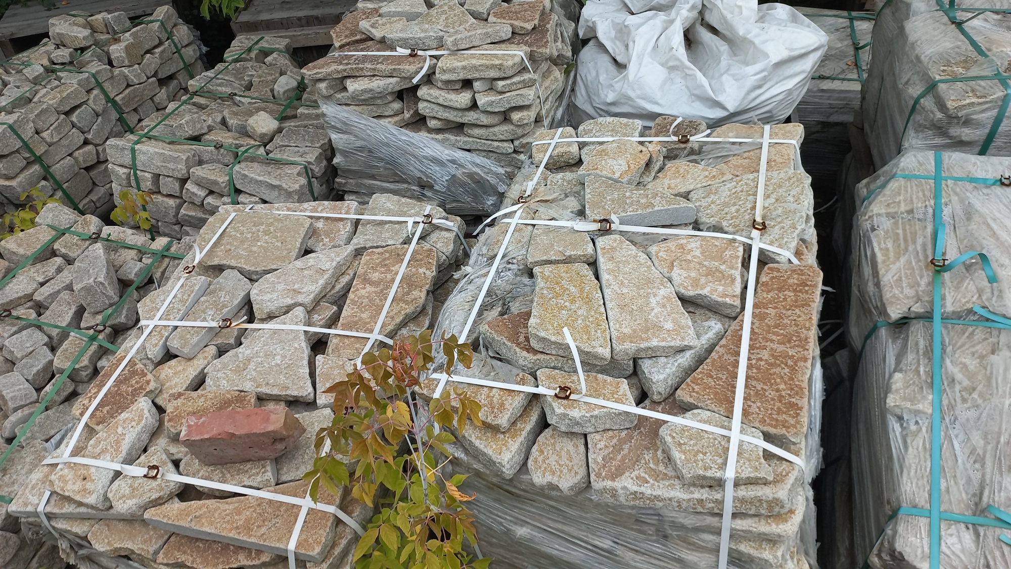 Плитняк гранитный галтованный купить в Звенигороде