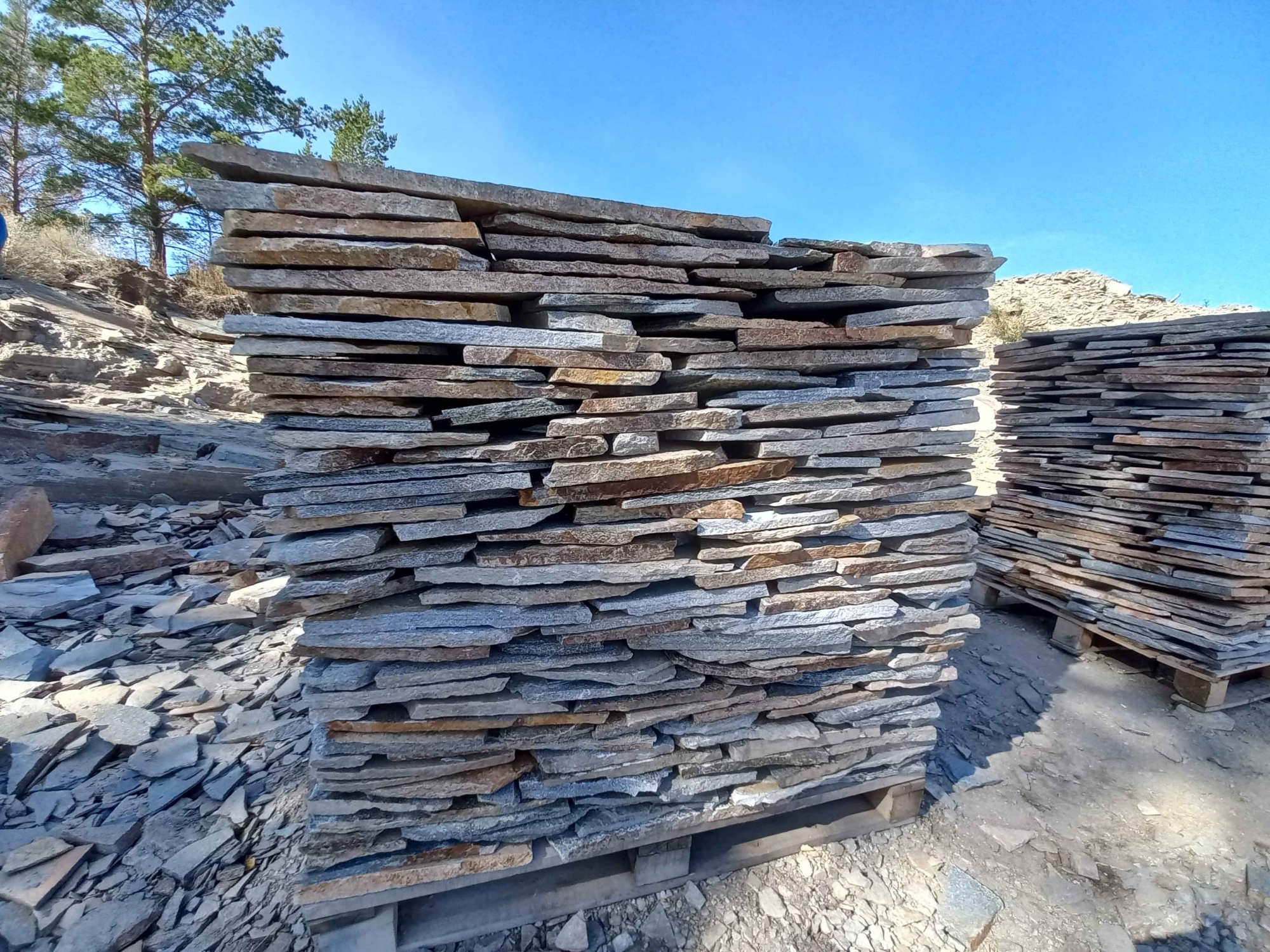 Плитняк златолит серебристый для фасада купить в Звенигороде