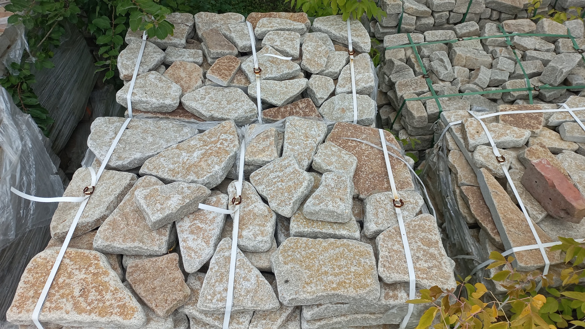 Гранитный плитняк галтованный для мощения купить в Звенигороде