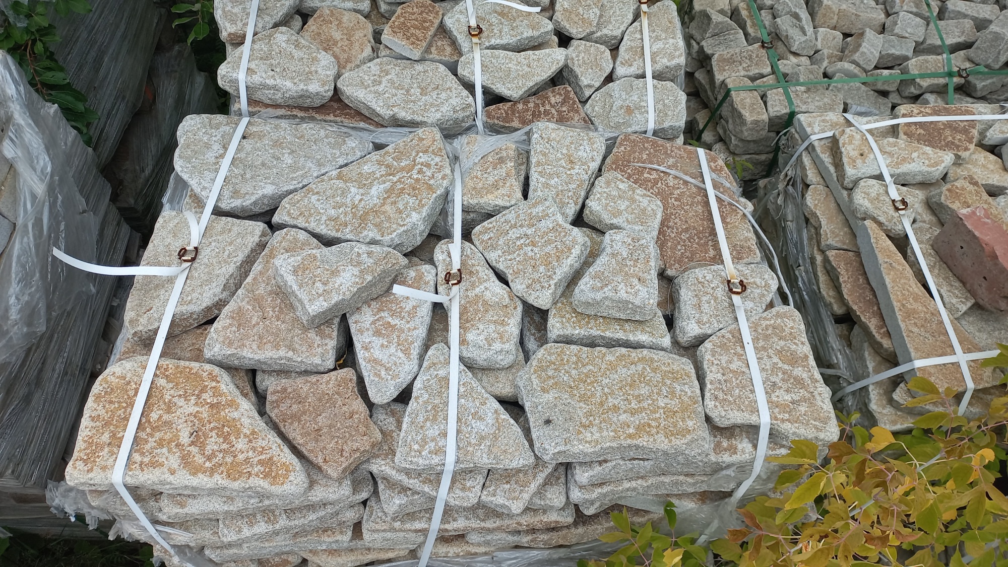 Плитняк галтованный гранитный для ландшафтного дизайна купить в Звенигороде