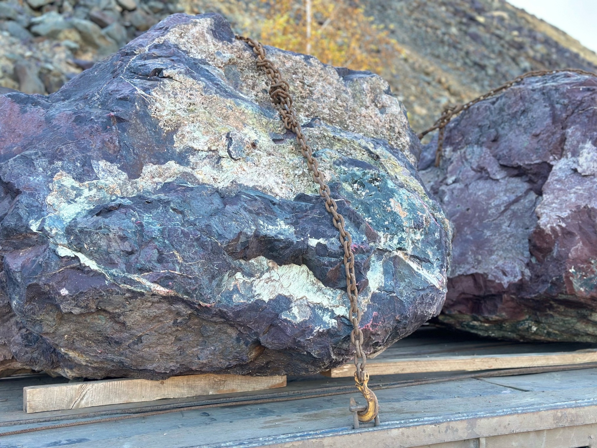 Огромные красно-фиолетовые валуны для ландшафтного дизайна весом более 5 тонн купить в Звенигороде