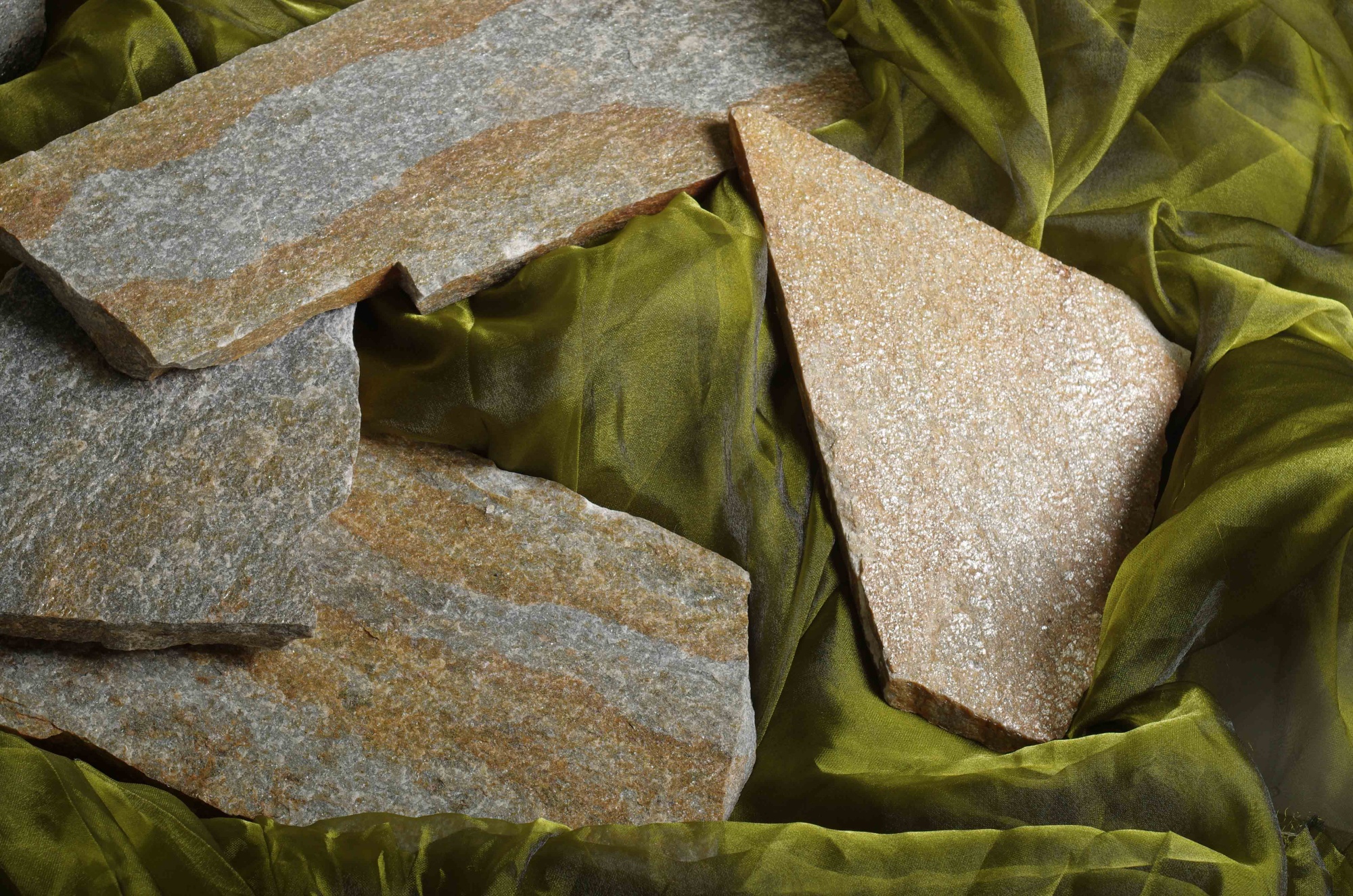 Плитняк златолит Уральский для цоколя, отмостки купить в Звенигороде