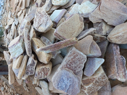 Златолит жёлтый, жёлто-зелёный глыбки и валуны для ланшафтного дизайна купить в Звенигороде