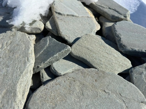 Плитняк златолит зелёный галтованный для цоколя купить в Звенигороде