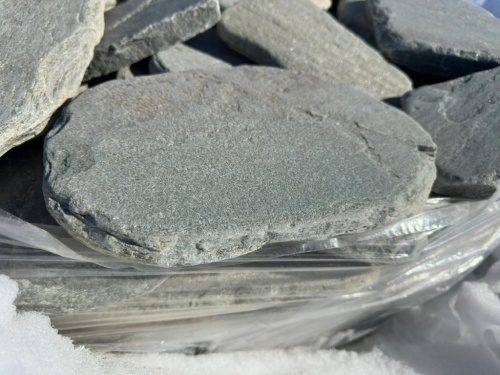 Плитняк златолит зелёный галтованный для мощения на бетон купить в Звенигороде