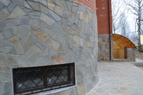 Плитняк златолит Уральский для цоколя, отмостки купить в Звенигороде